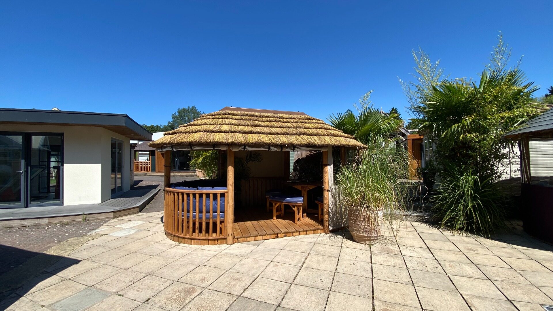 Oval Savannah Ex-Display available at Chippenham (Wiltshire)