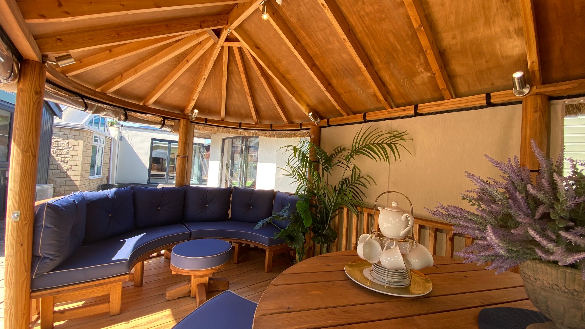 Oval Savannah Ex-Display available at Chippenham (Wiltshire)