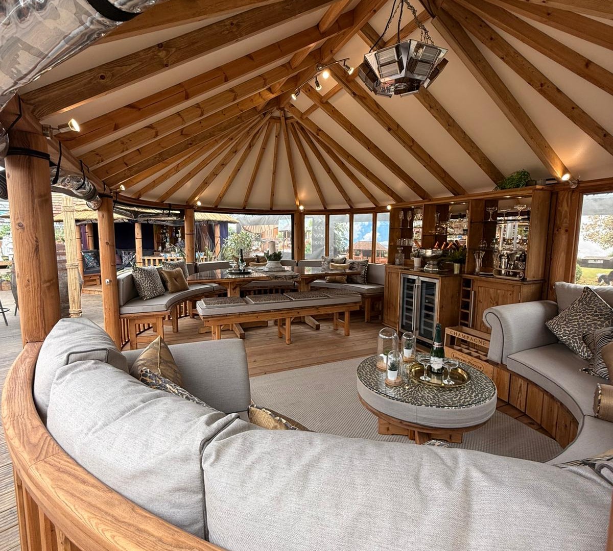 Oval Amanzi Ex-Display available at Newhaven (Sussex)