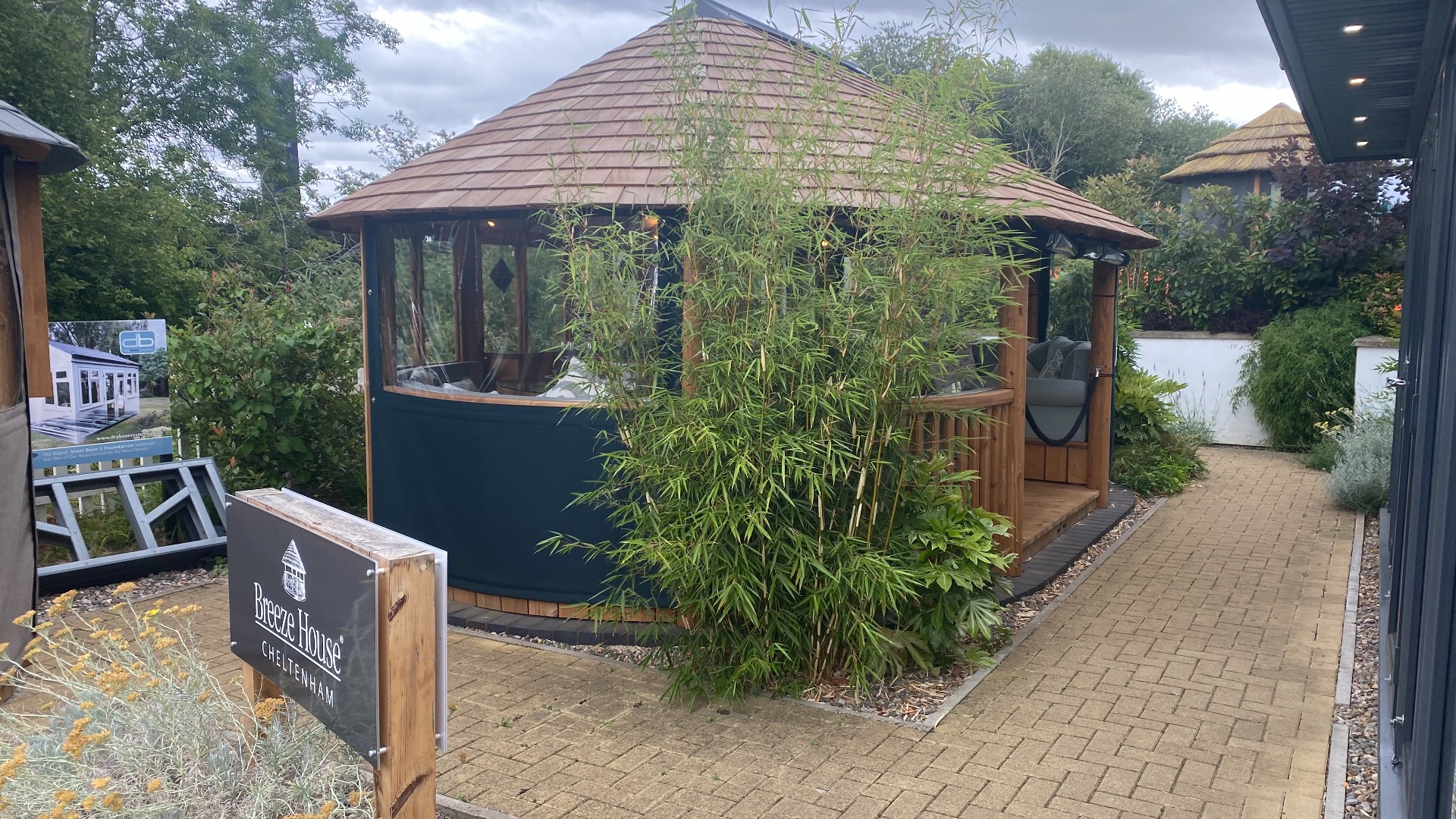 Oval Amanzi Ex-Display available at Cheltenham (Gloucestershire)