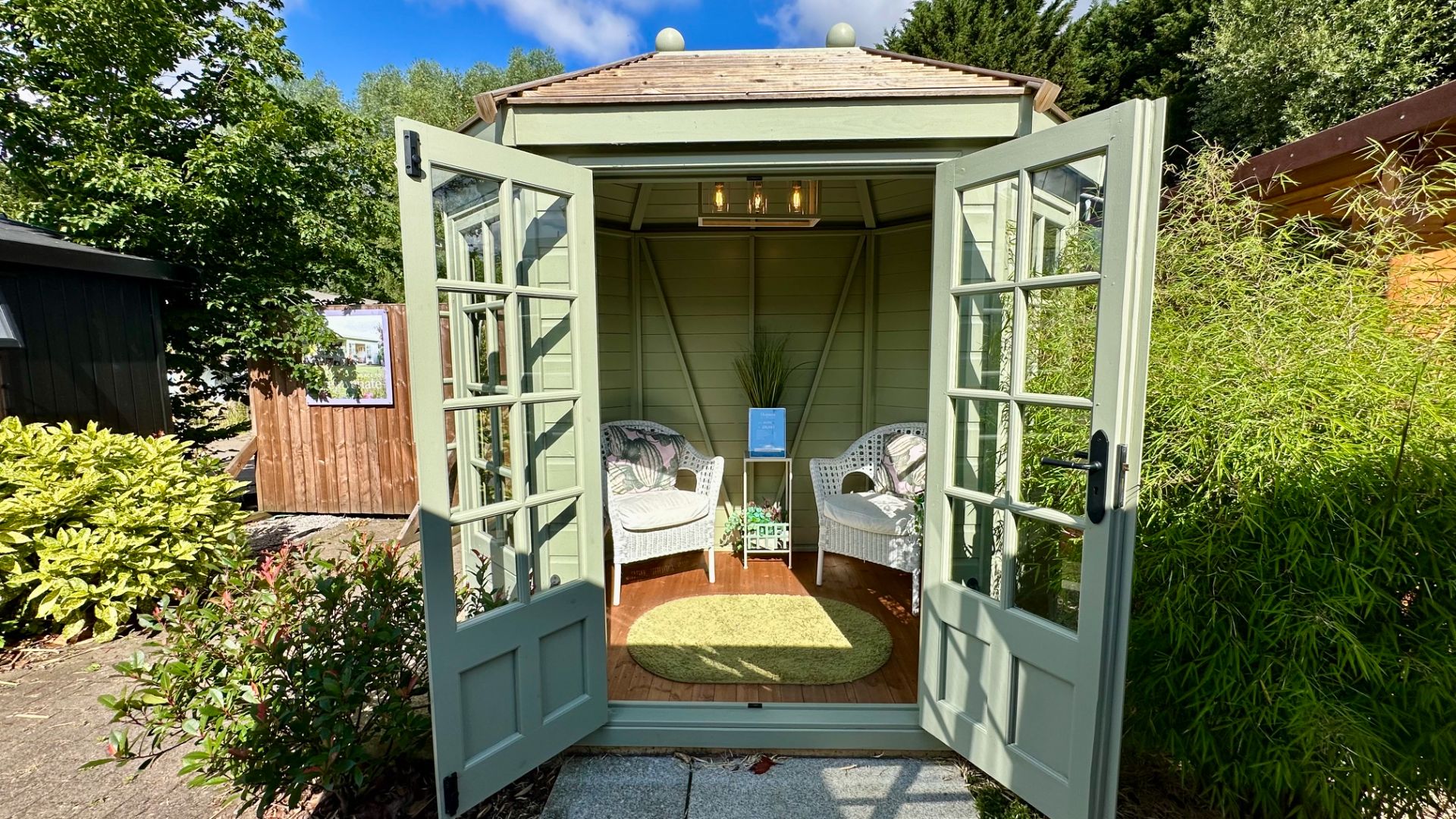 Hoton Ex-Display available at Abingdon (Oxfordshire)