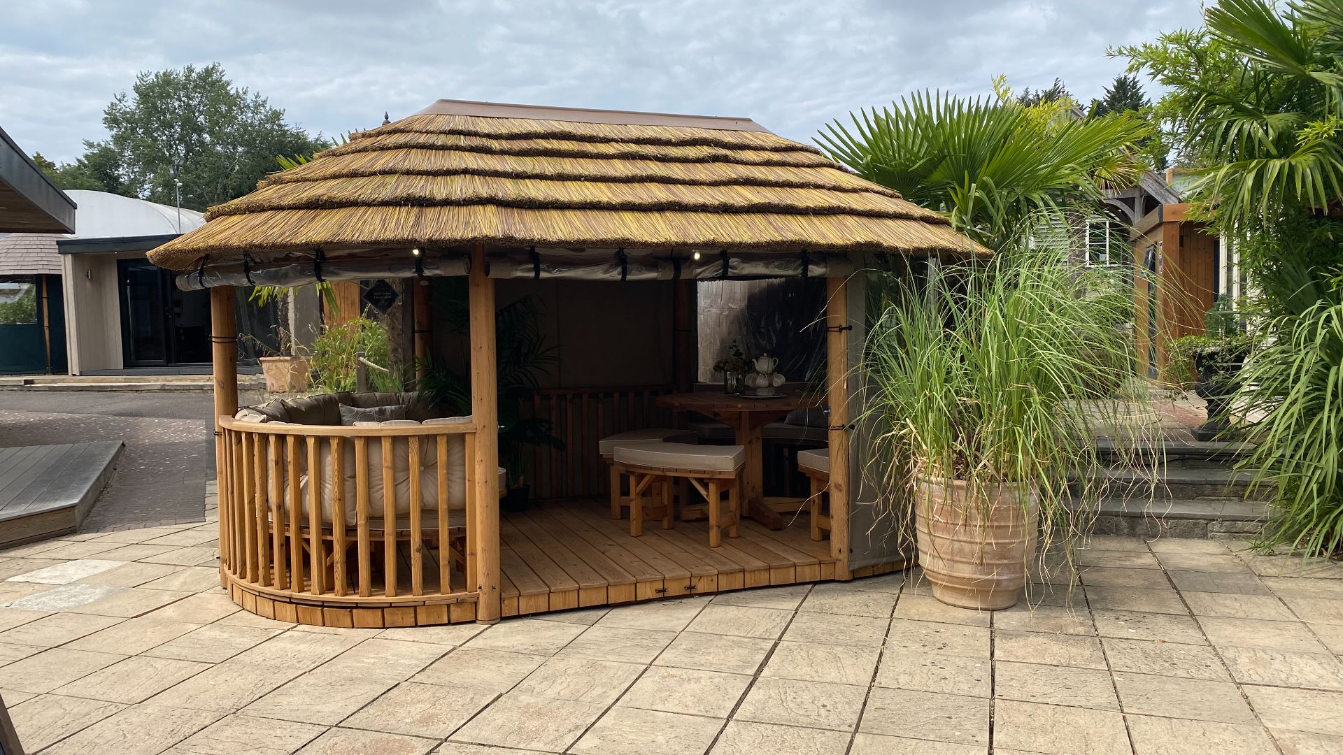 Oval Savannah Ex-Display available at Chippenham (Wiltshire)