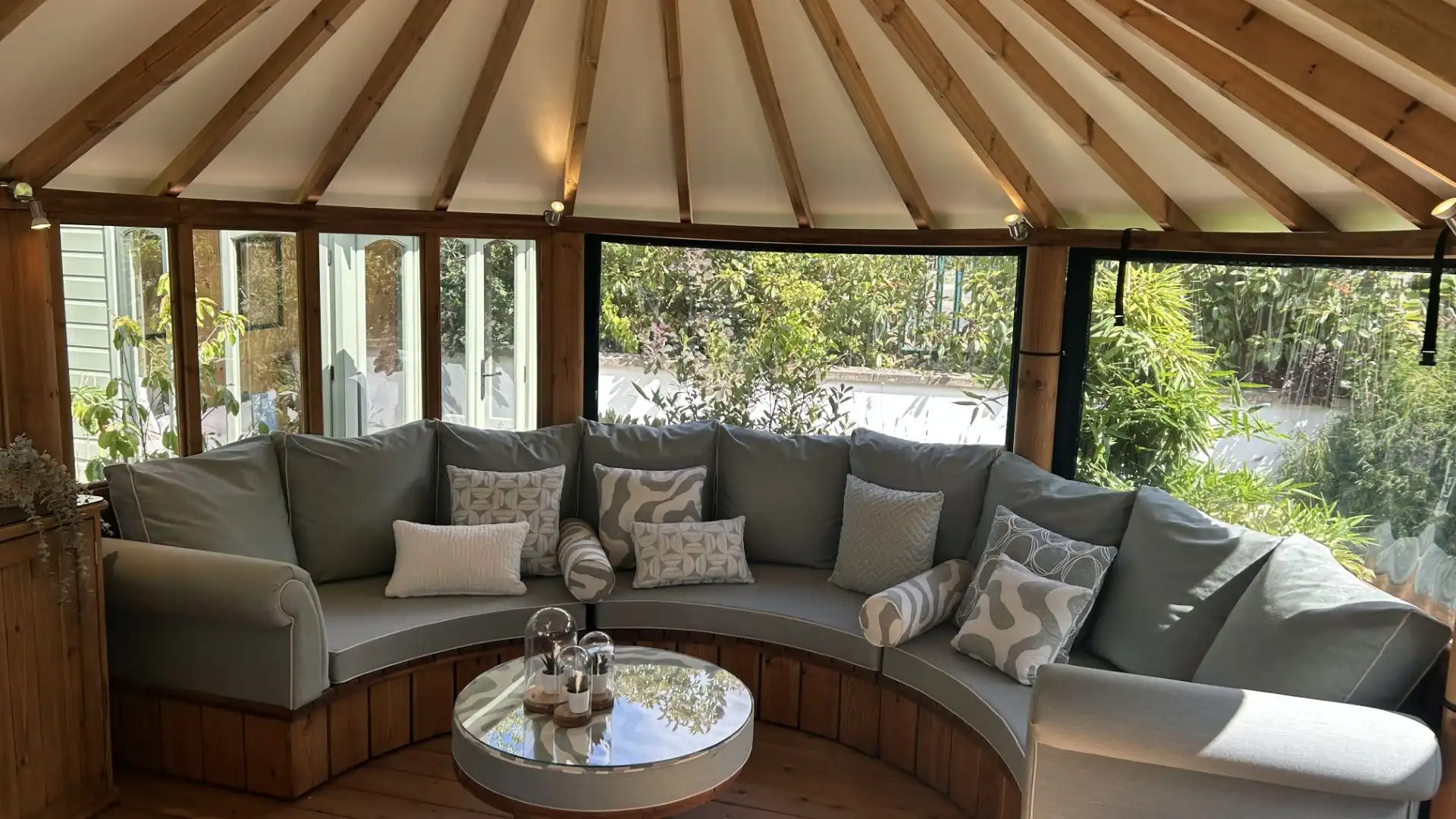 Oval Amanzi Breeze House Ex-Display available at Cheltenham (Gloucestershire)