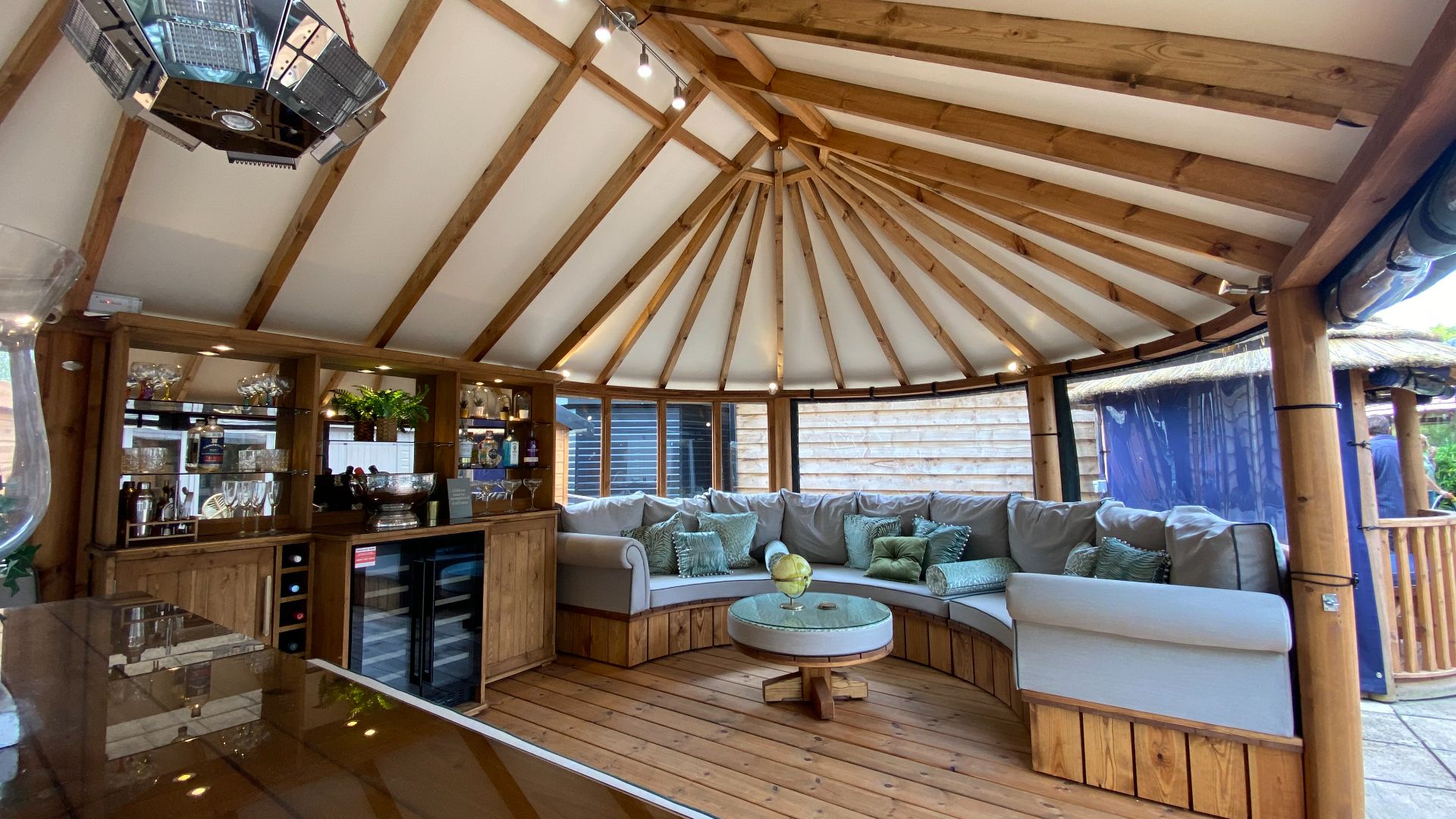 Oval Amanzi Ex-Display available at Chippenham (Wiltshire)