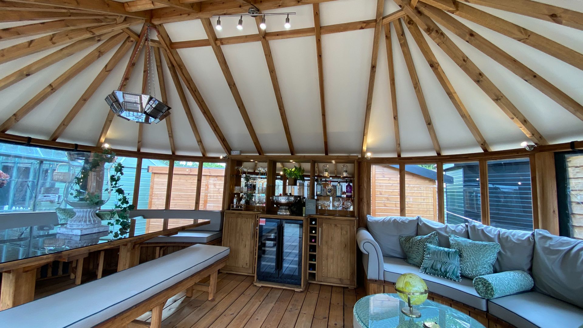 Oval Amanzi Ex-Display available at Chippenham (Wiltshire)