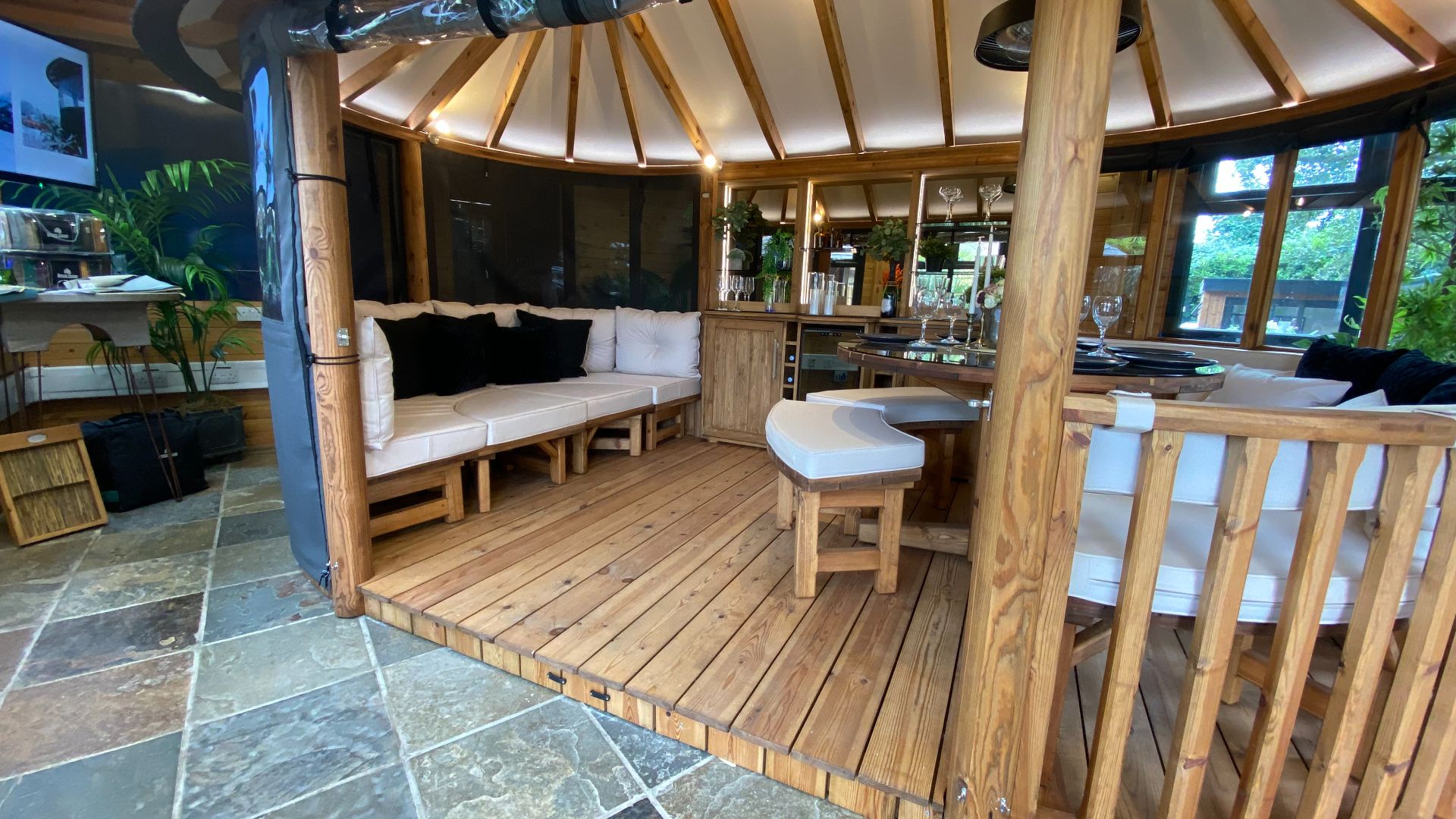 Oval Savannah Ex-Display available at Chippenham (Wiltshire)
