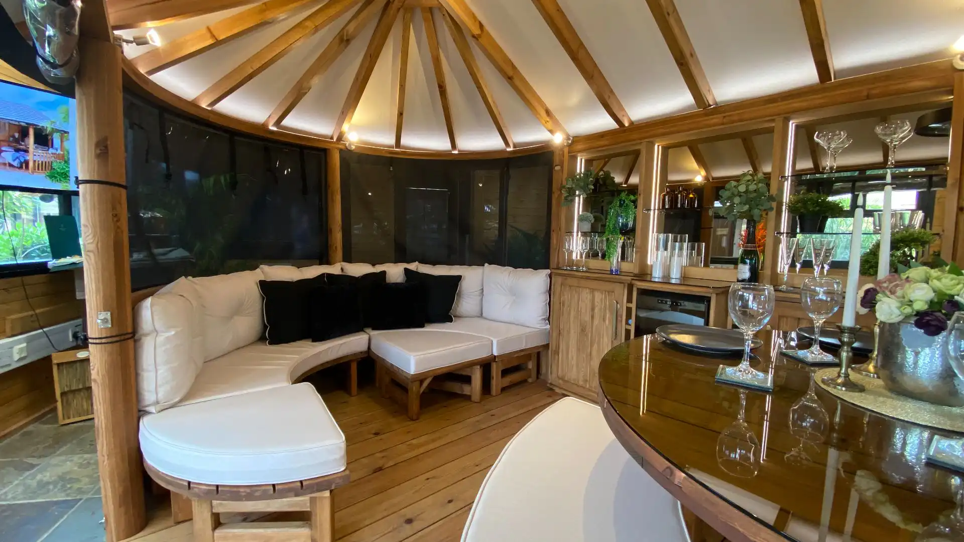 Oval Savannah Ex-Display available at Chippenham (Wiltshire)